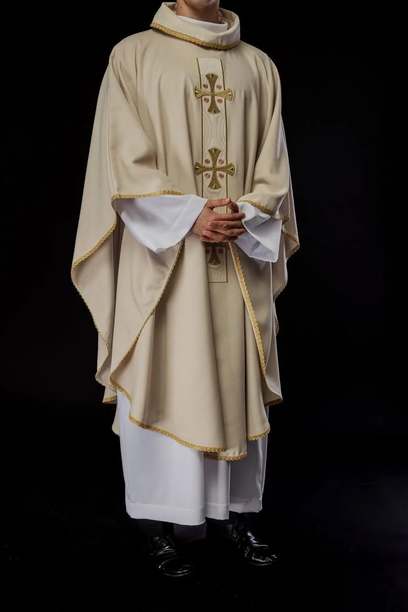 Chasuble avec croix dorées brodées et bordure de col en couleur écrue