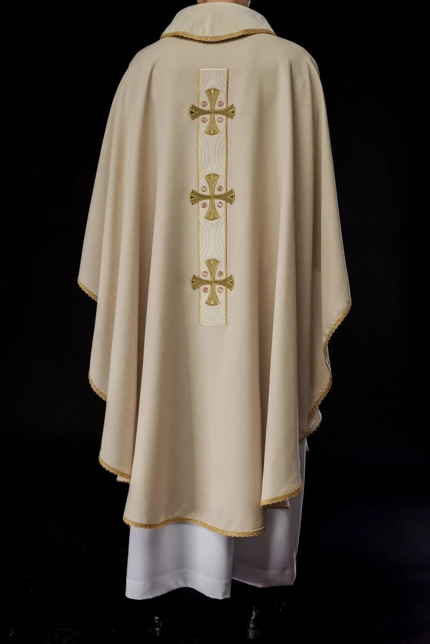 Chasuble avec croix dorées brodées et bordure de col en couleur écrue