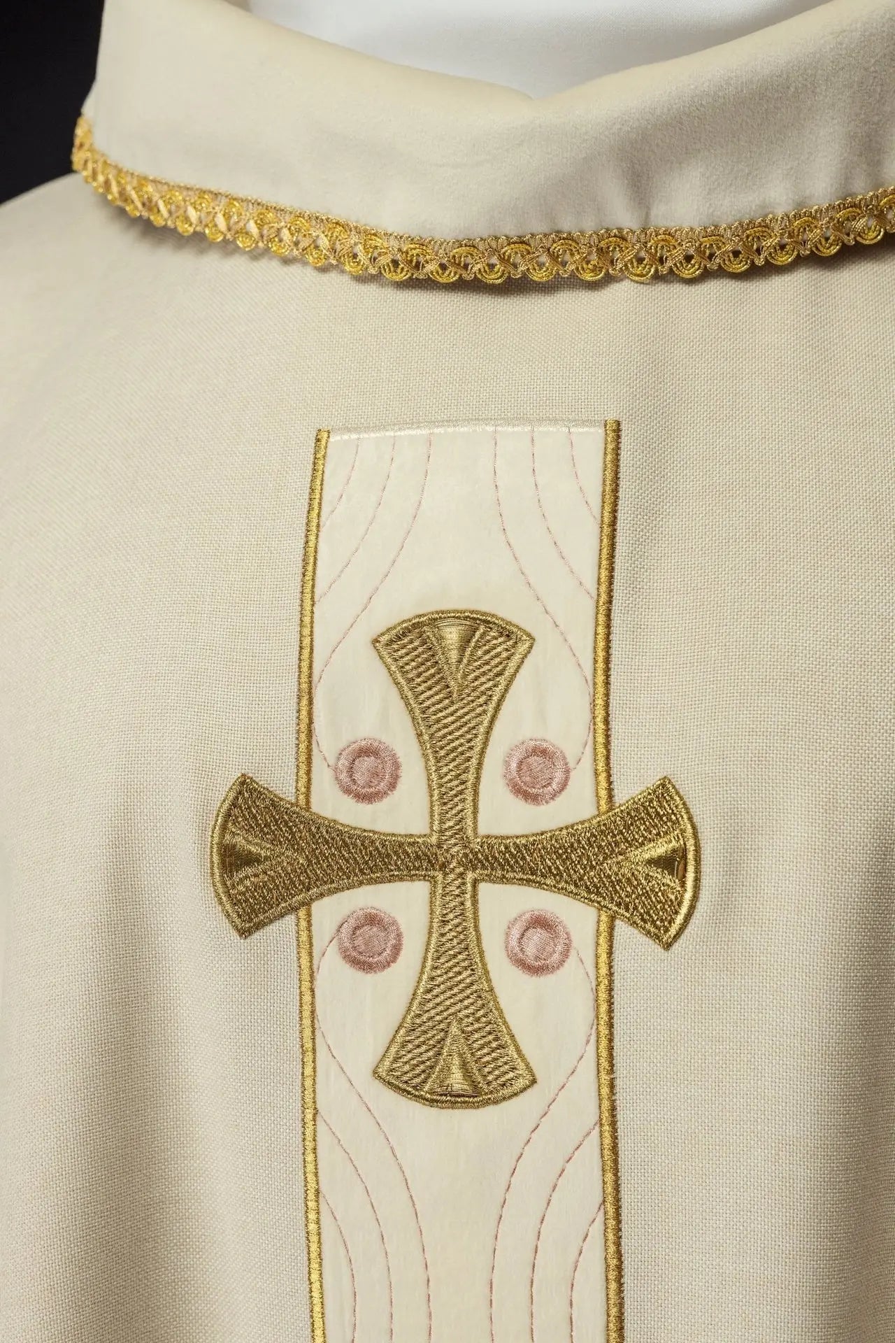Chasuble avec croix dorées brodées et bordure de col en couleur écrue