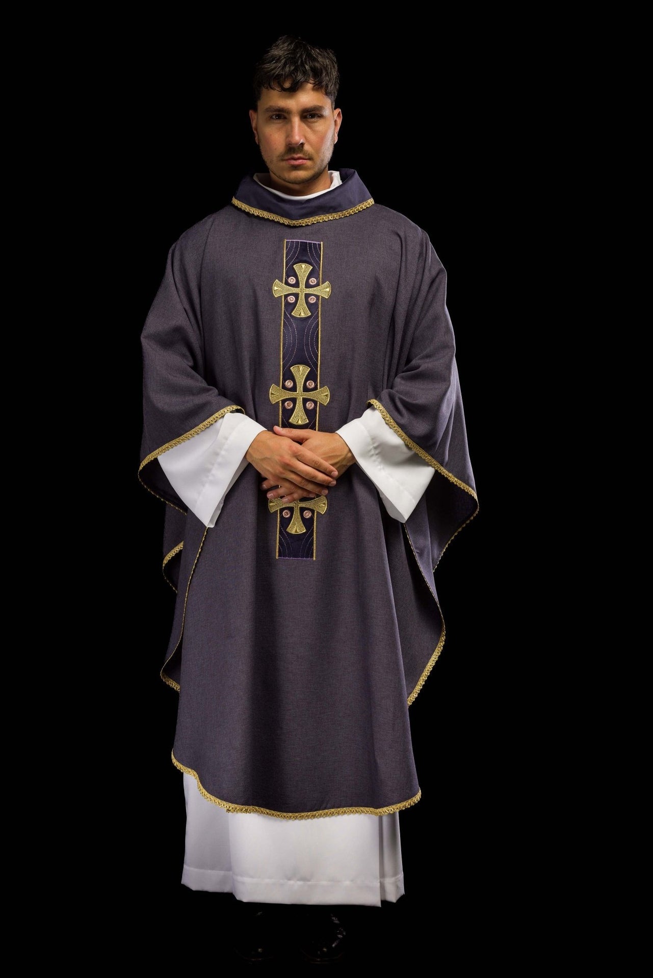 Ornat w haftowane złote krzyże i lamówkę na kołnierzu w kolorze fioletowym