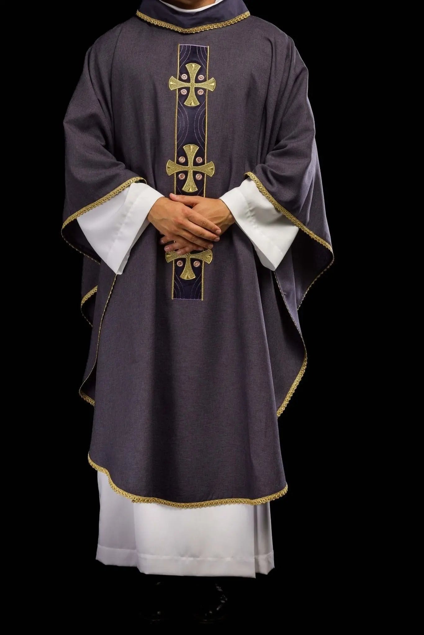 Chasuble avec croix dorées brodées et passepoil sur le col en violet