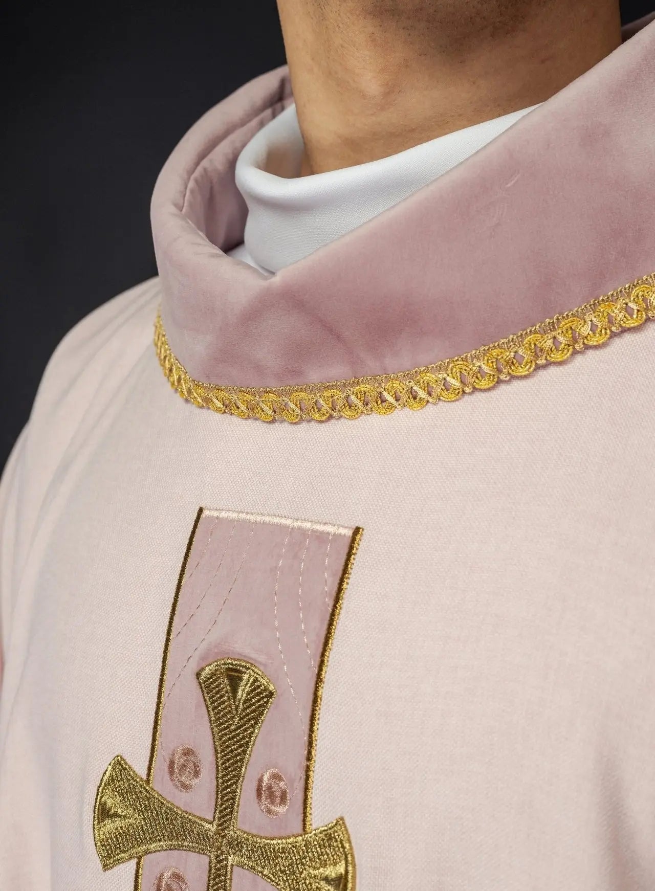 Chasuble in embroidered gold crosses and piping on collar in pink color