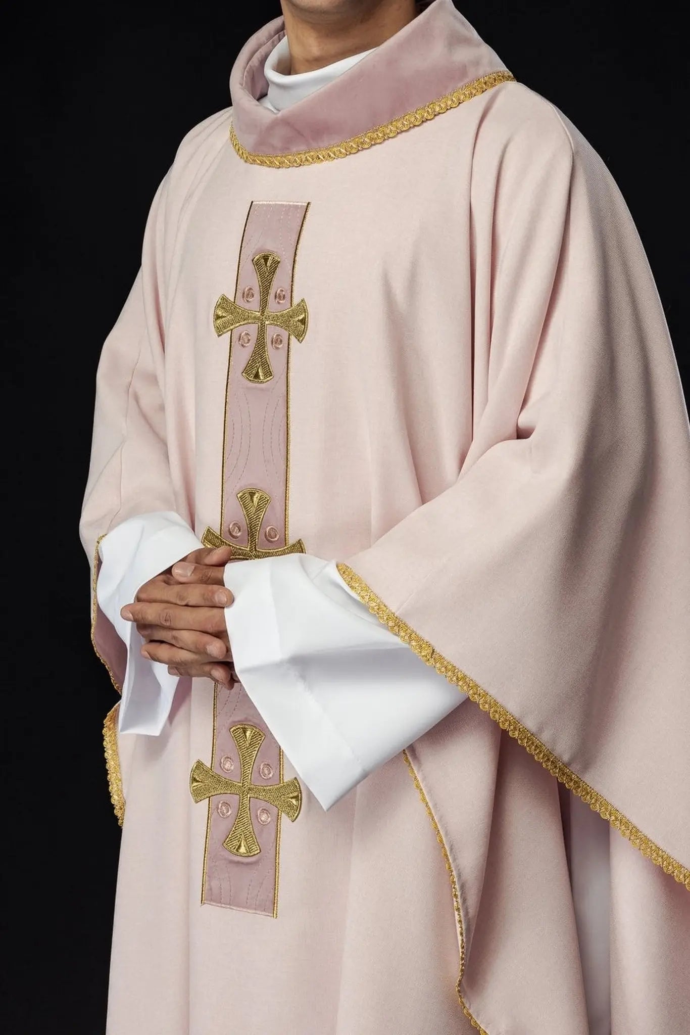 Chasuble avec croix dorées brodées et passepoil sur le col en couleur rose