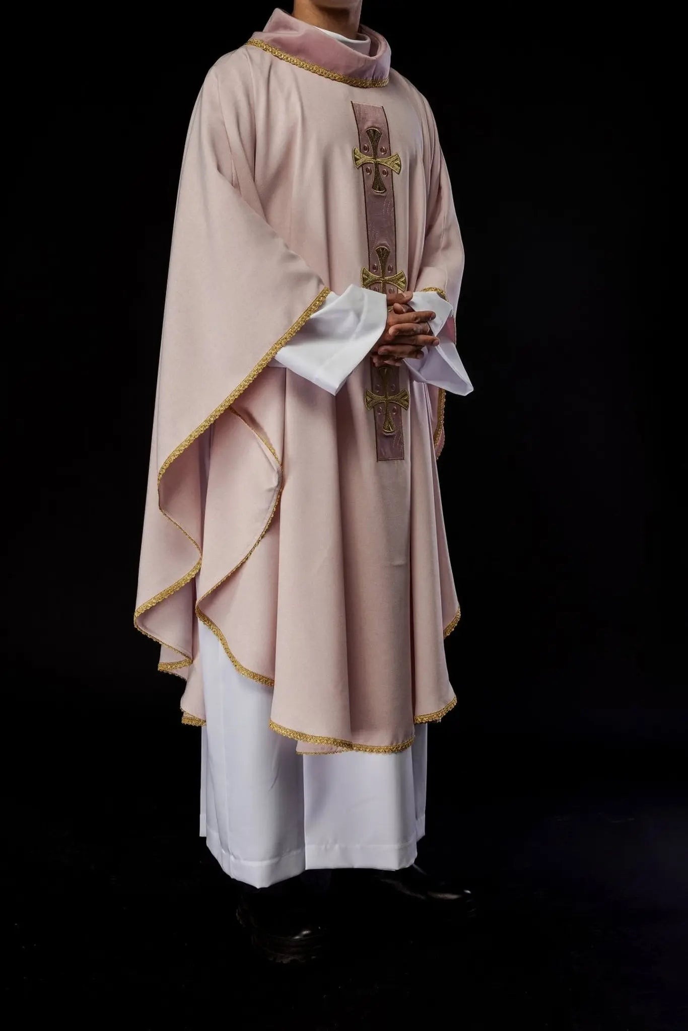 Chasuble avec croix dorées brodées et passepoil sur le col en couleur rose