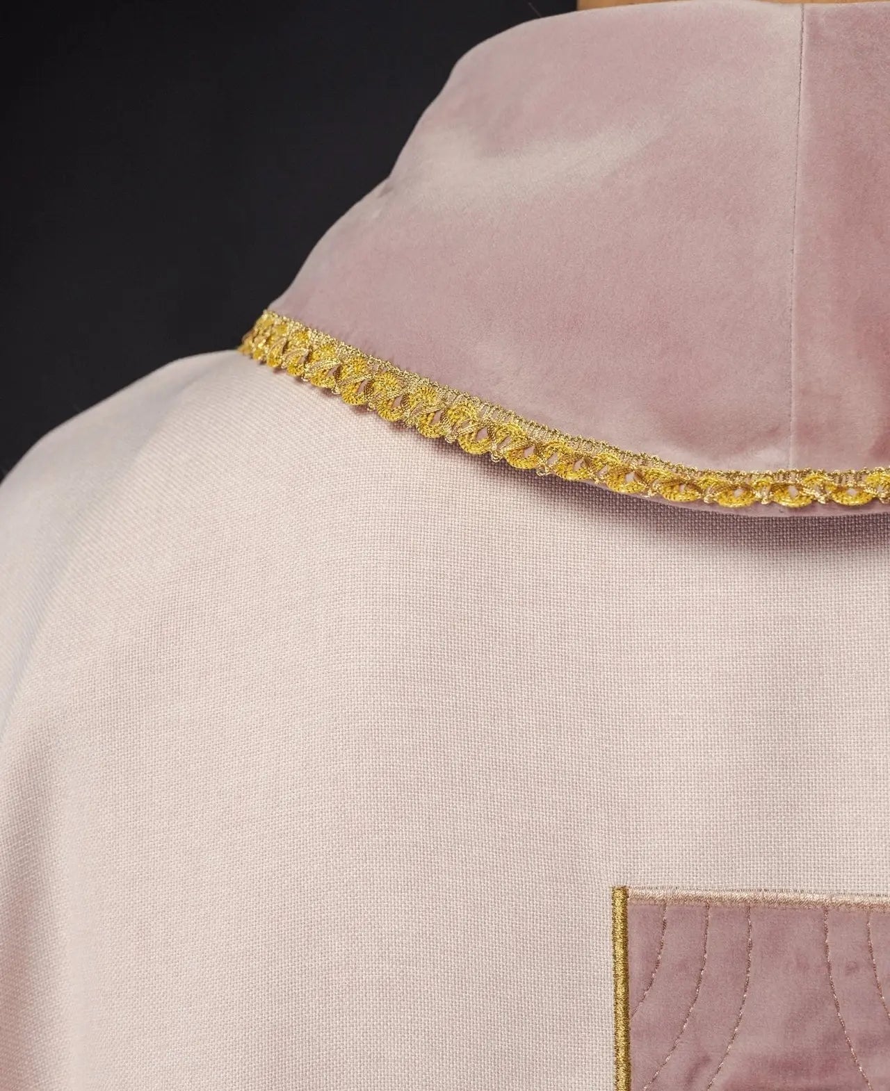 Chasuble avec croix dorées brodées et passepoil sur le col en couleur rose