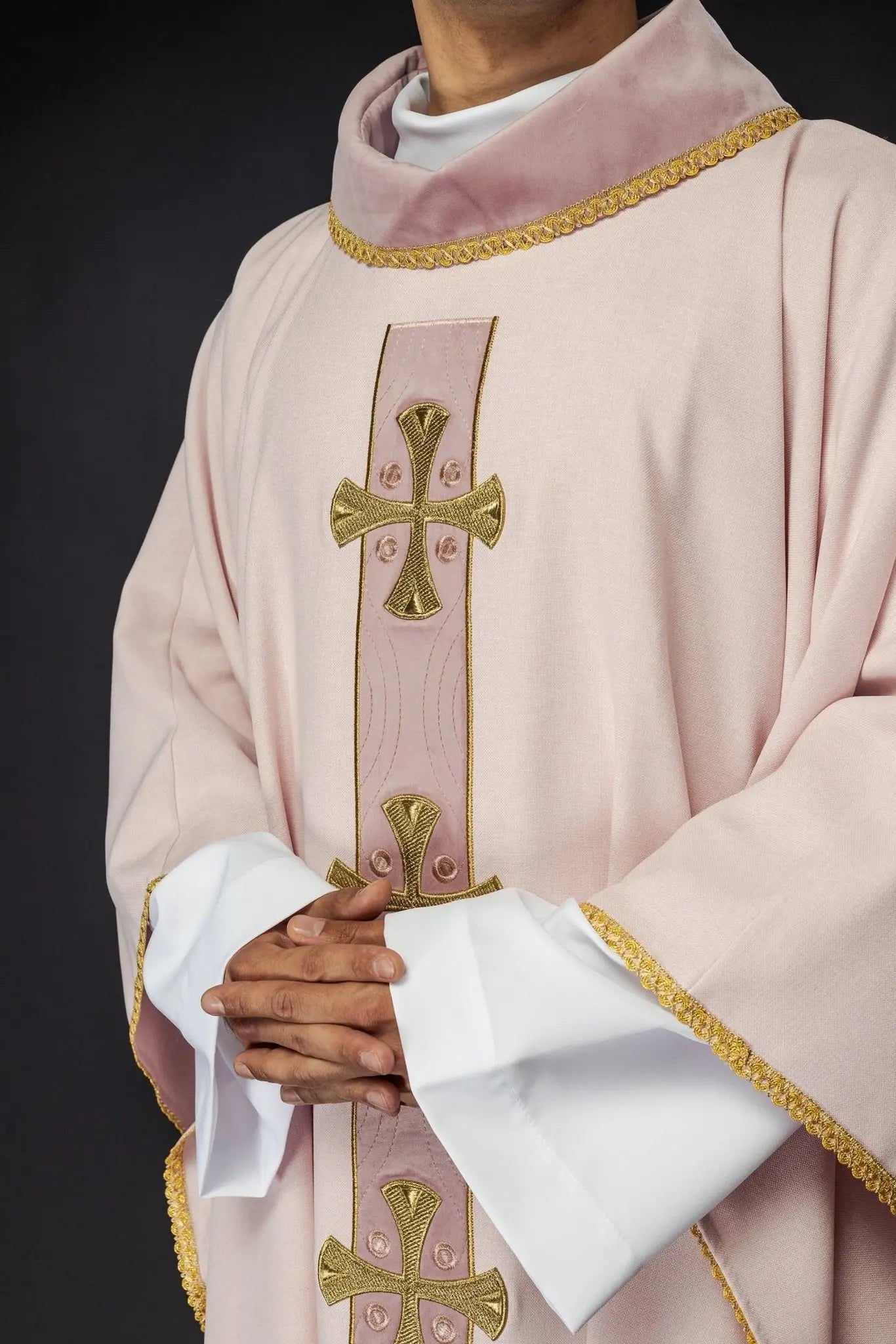Chasuble avec croix dorées brodées et passepoil sur le col en couleur rose