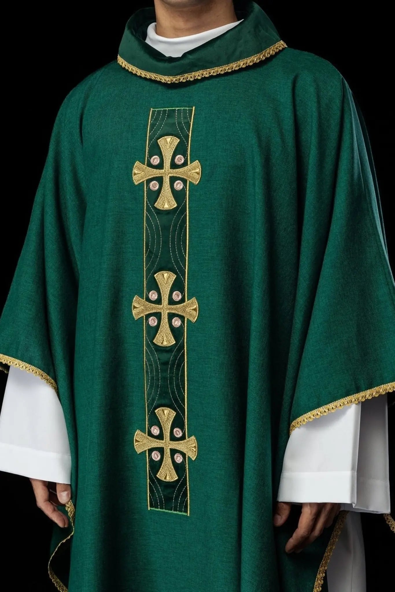 Chasuble avec croix dorées brodées et passepoil vert au col
