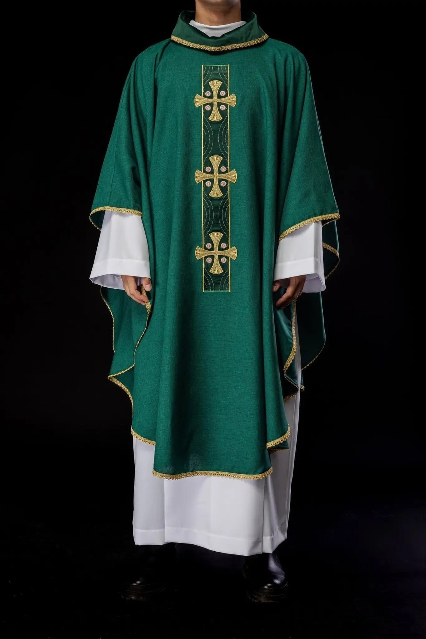 Chasuble avec croix dorées brodées et passepoil vert au col