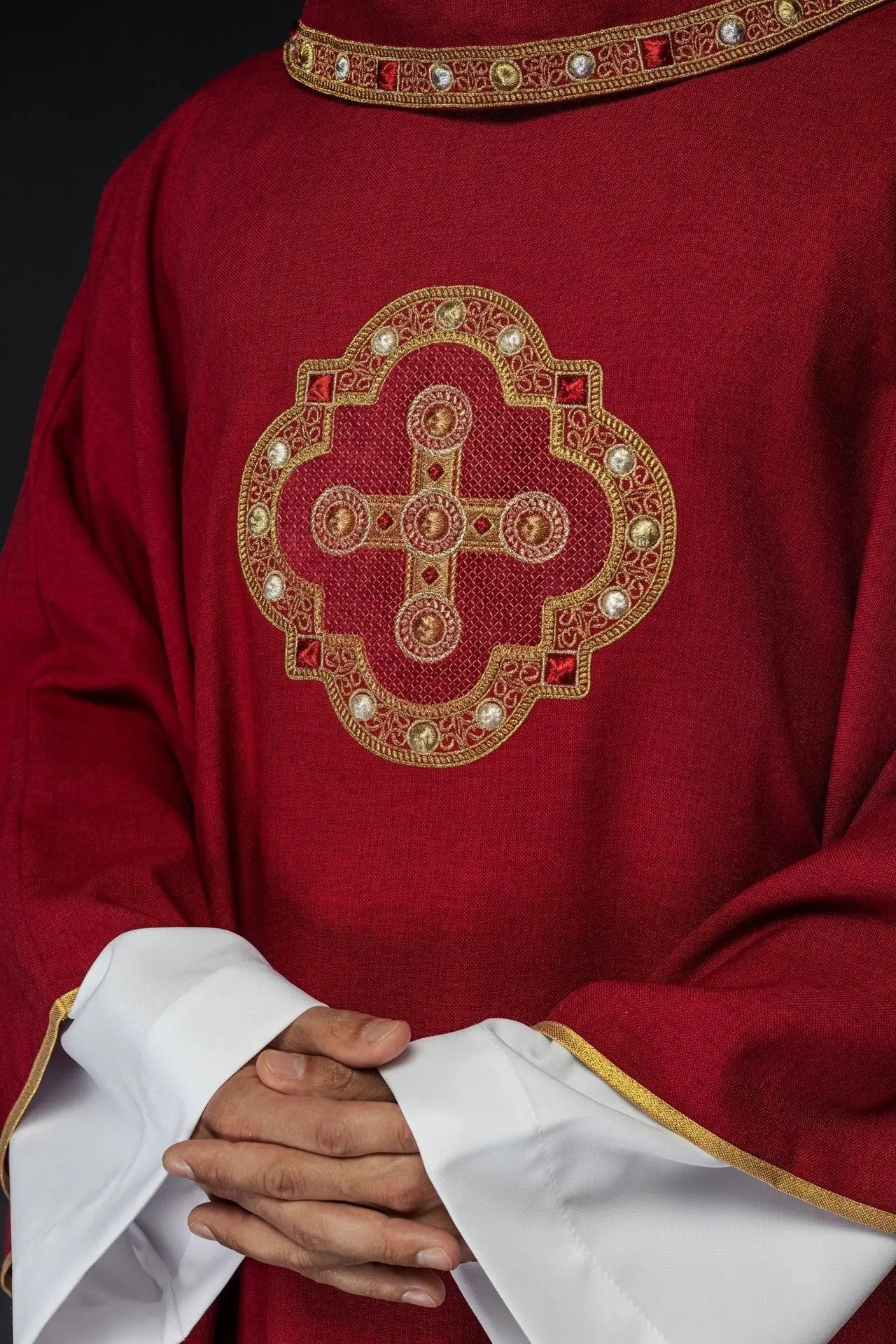 Chasuble in red with embroidered piping on the collar and around the embroidery of the cross