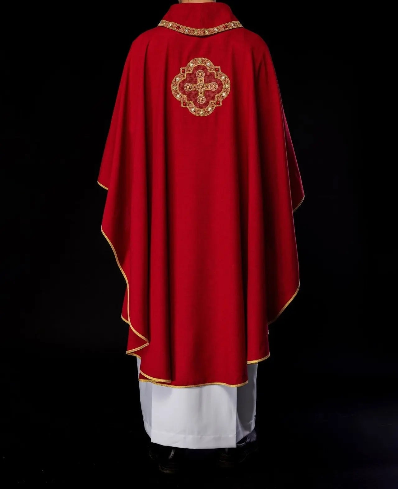 Chasuble rouge avec passepoil brodé sur le col et autour de la broderie de la croix