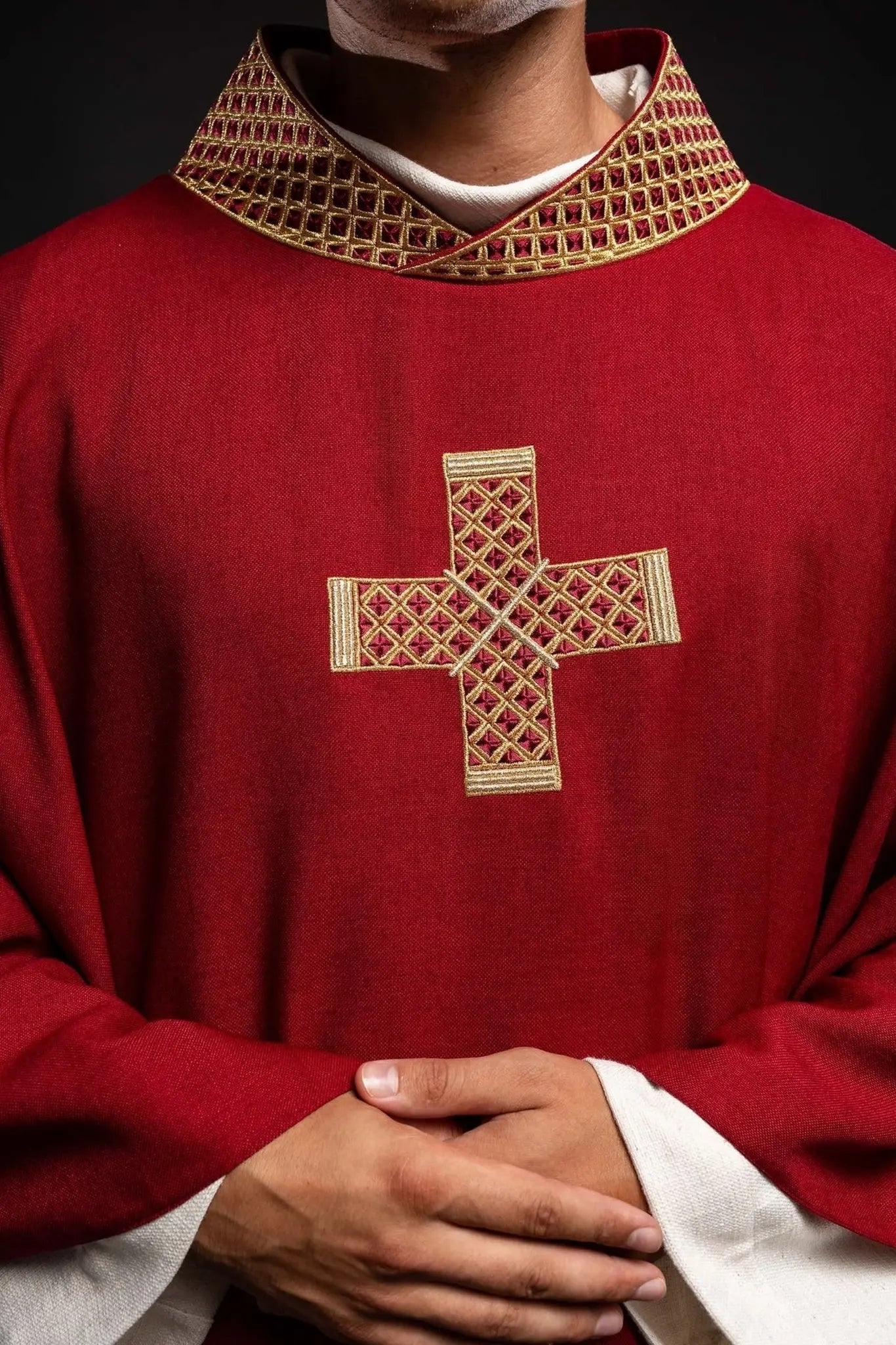 Chasuble rouge avec croix brodées et col