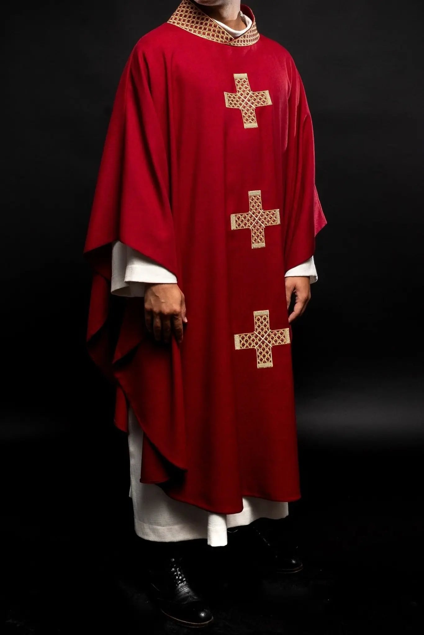 Chasuble rouge avec croix brodées et col