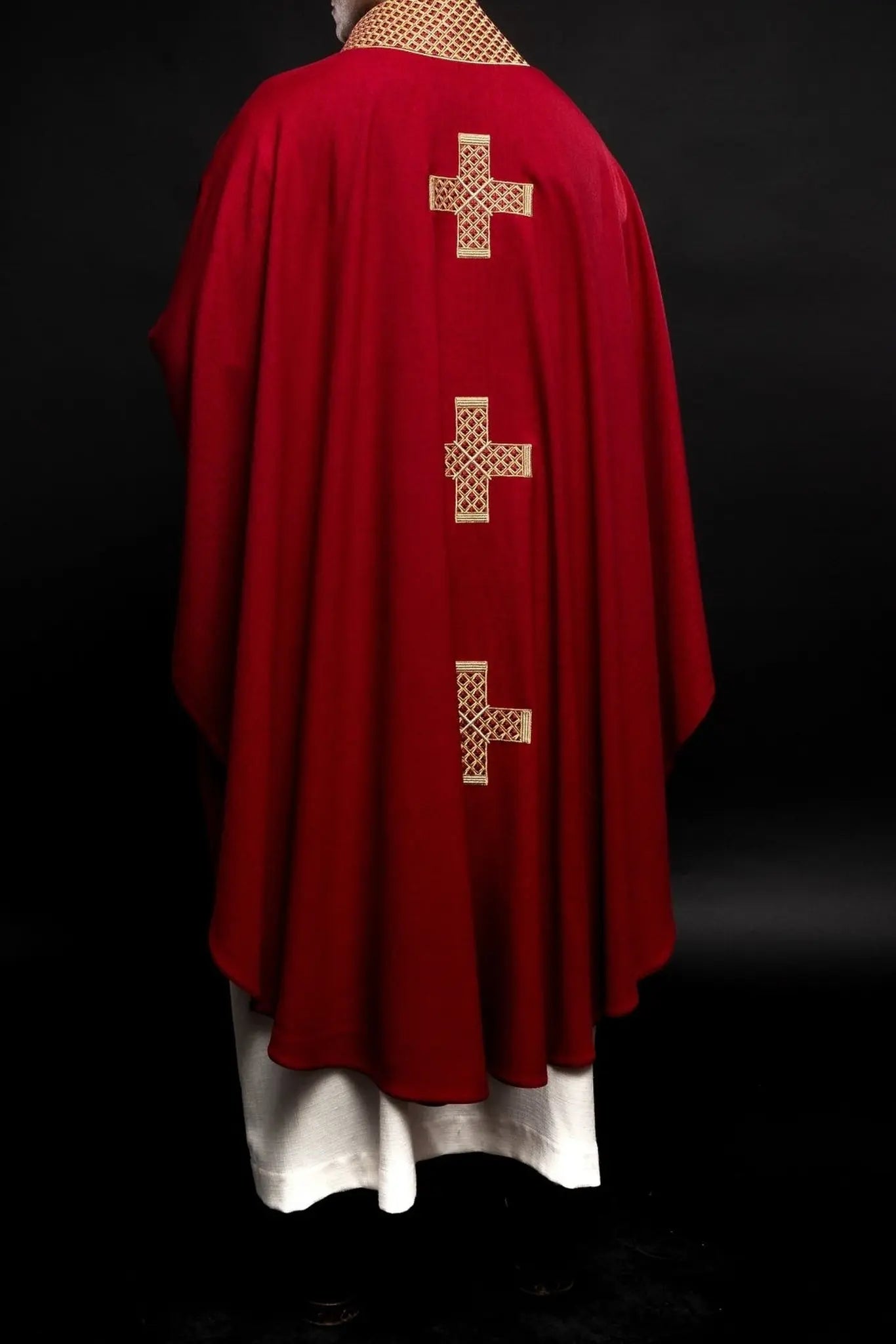 Chasuble rouge avec croix brodées et col