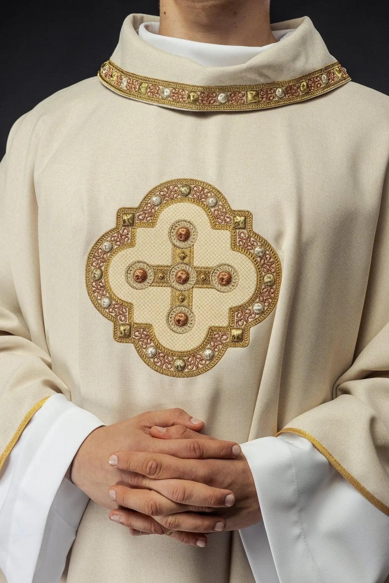 Chasuble de couleur écrue avec bordure brodée sur le col et autour de la broderie de la croix