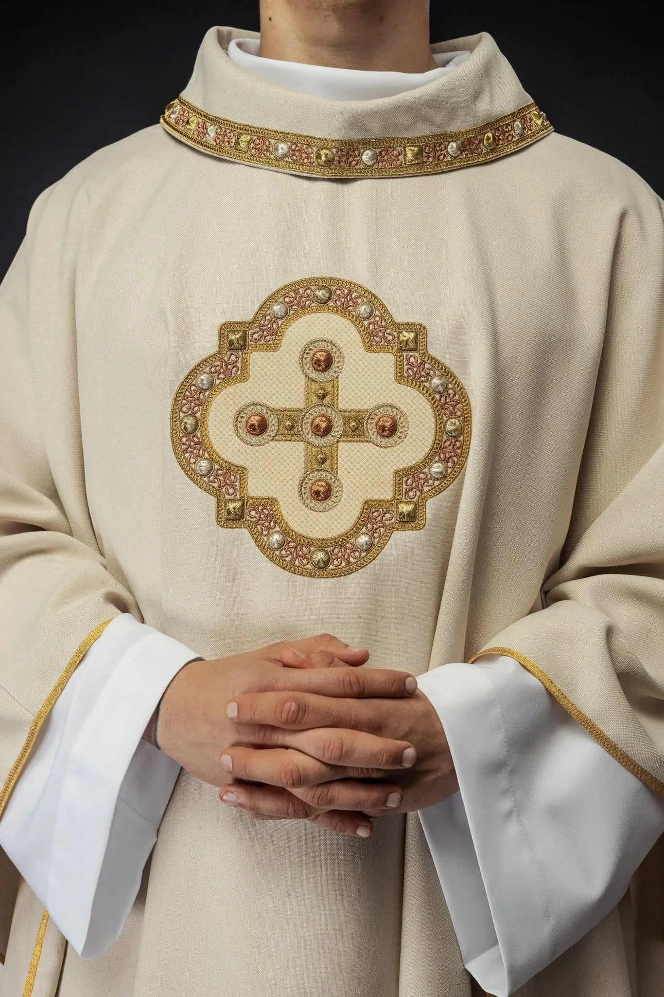 Chasuble de couleur écrue avec bordure brodée sur le col et autour de la broderie de la croix