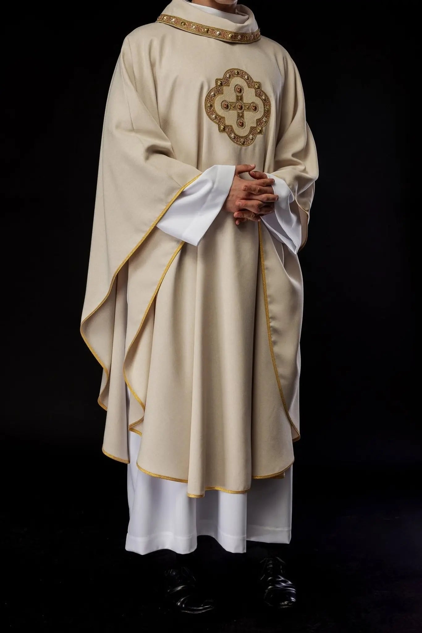 Chasuble in ecru color with embroidered trim on the collar and around the embroidery of the cross
