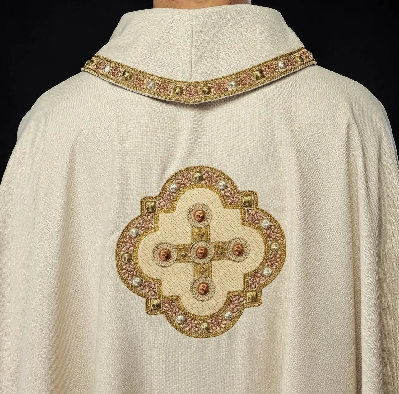 Chasuble de couleur écrue avec bordure brodée sur le col et autour de la broderie de la croix