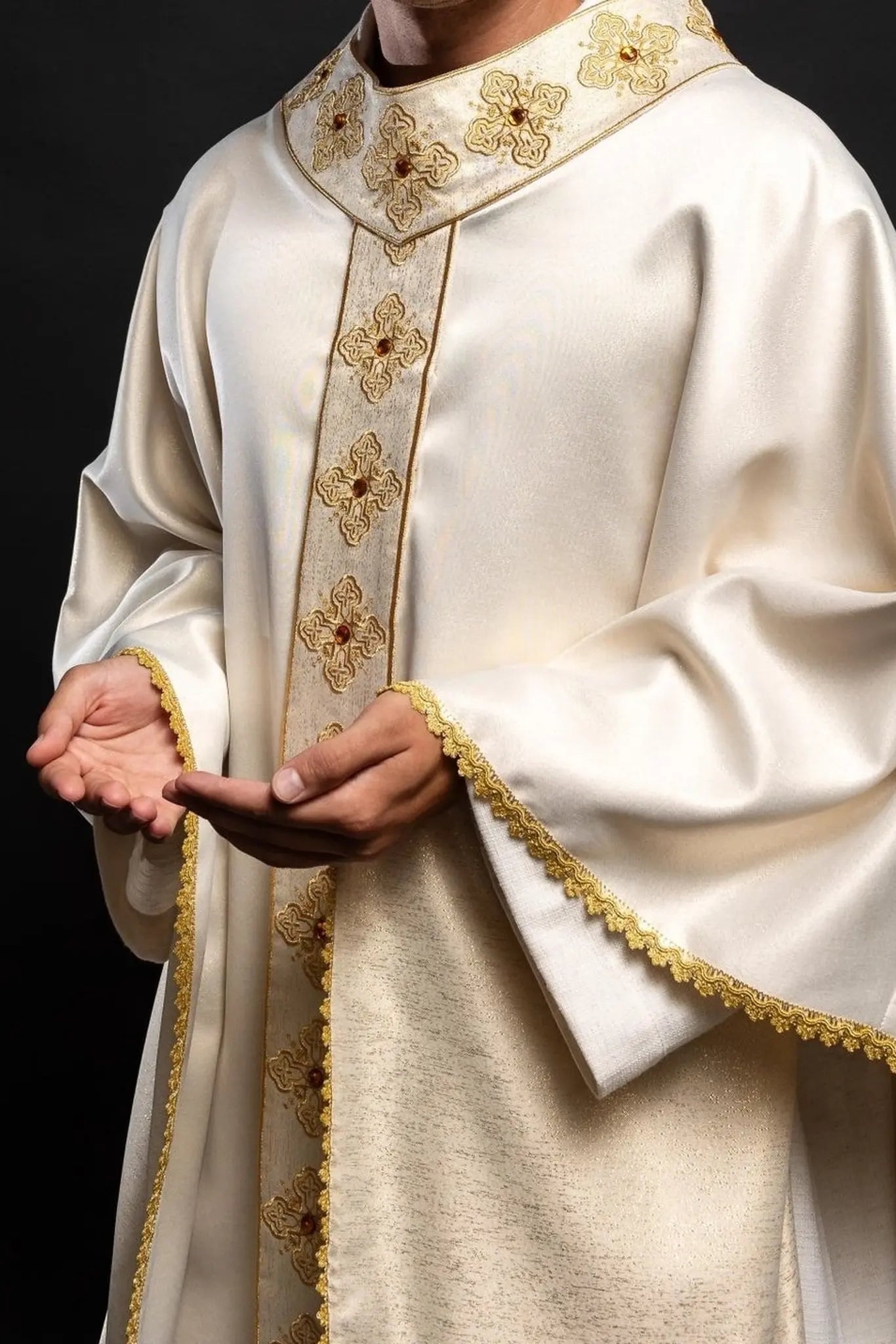 Chasuble de couleur écrue avec ceinture brodée et col décoré de pierres