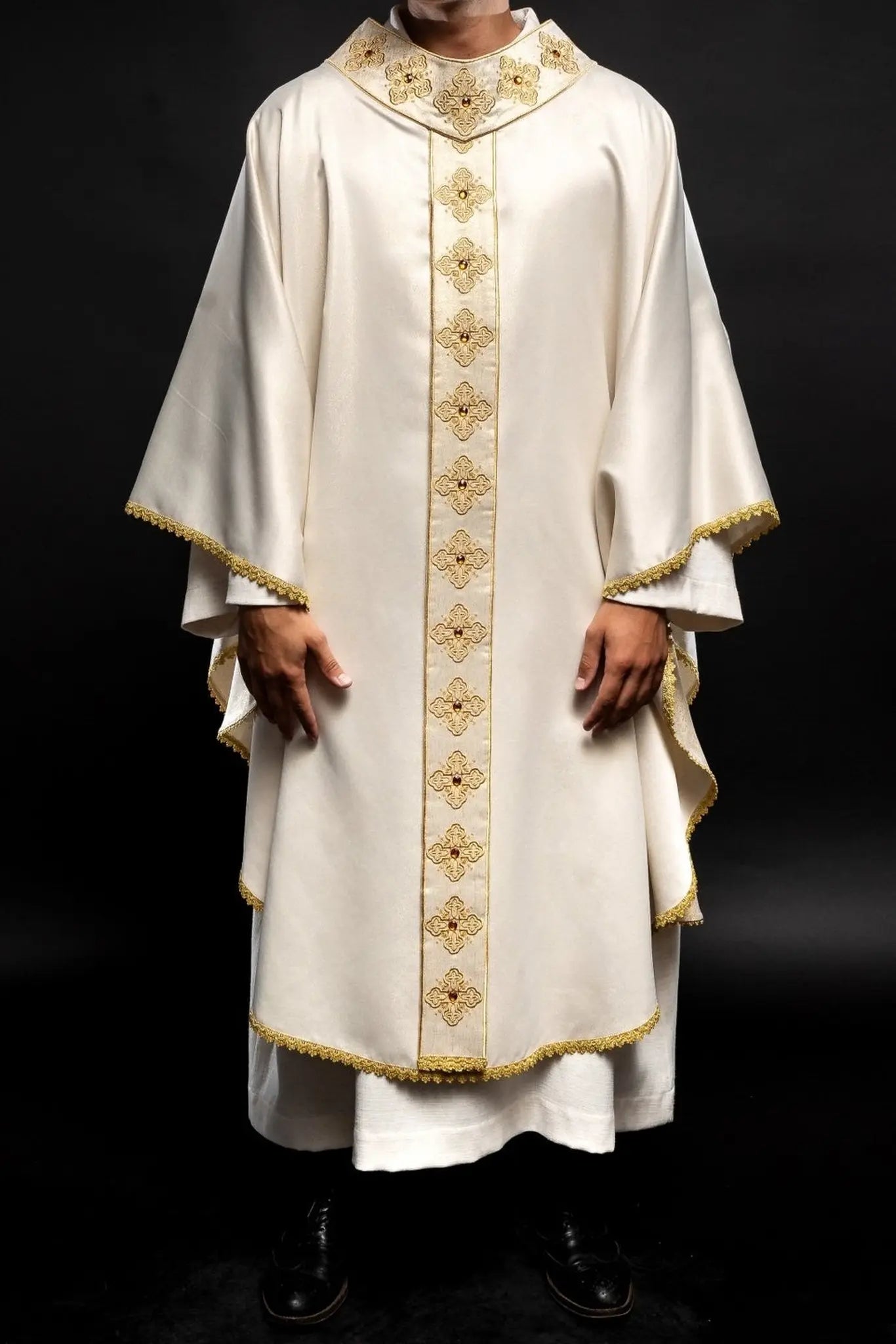 Chasuble in ecru color with embroidered belt and collar decorated with stones