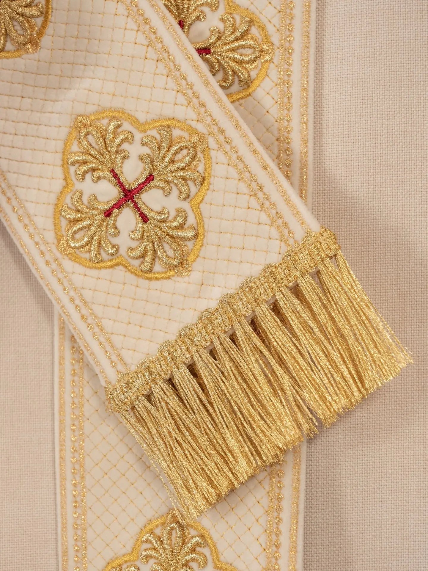 Chasuble in ecru with embroidered belt and cross collar