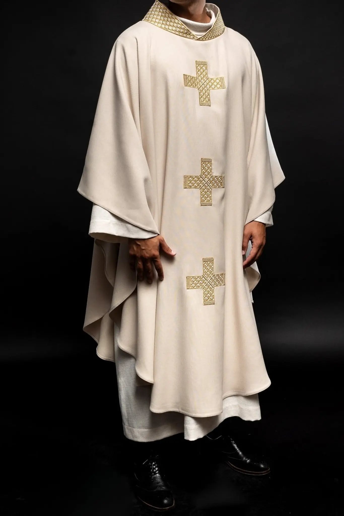 Chasuble de couleur écrue avec croix brodées et col