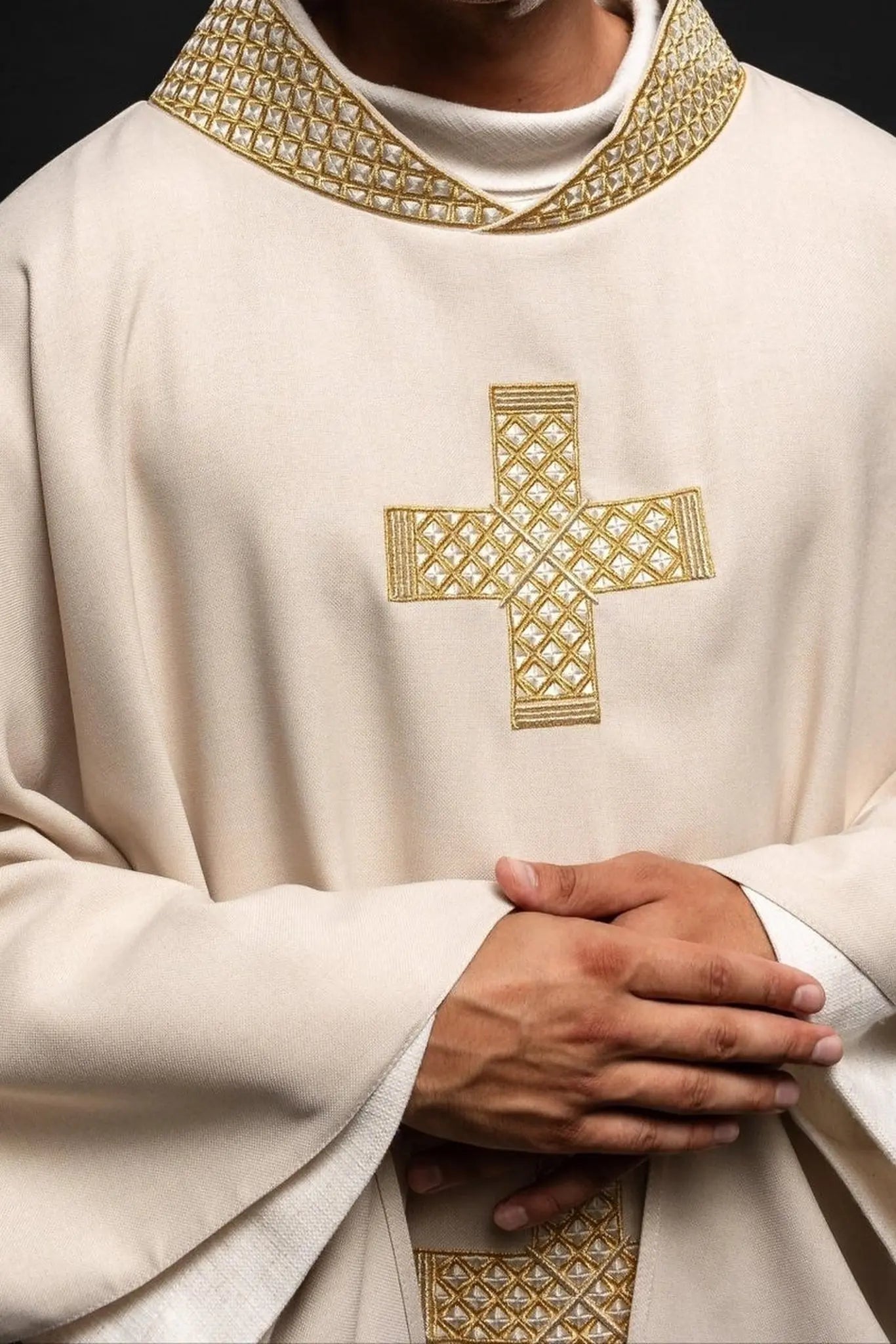 Chasuble de couleur écrue avec croix brodées et col