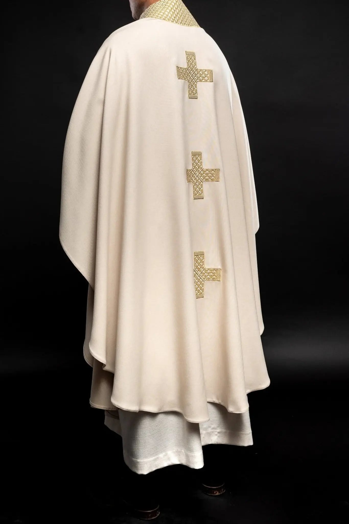 Chasuble in ecru color with embroidered crosses and collar