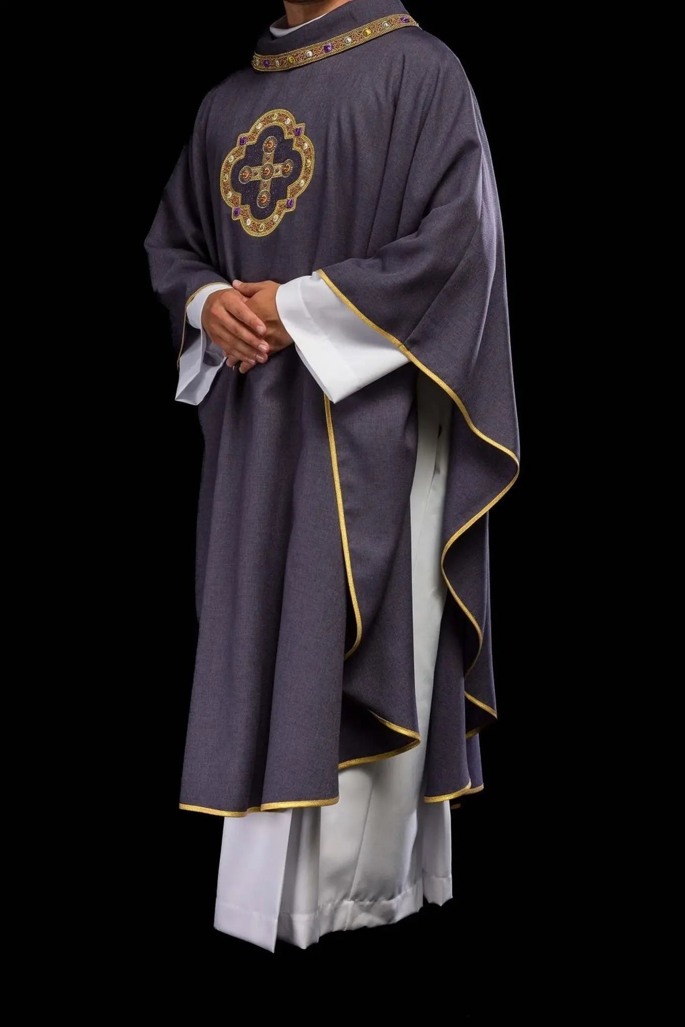 Chasuble violette avec passepoil brodé sur le col et autour de la broderie de la croix