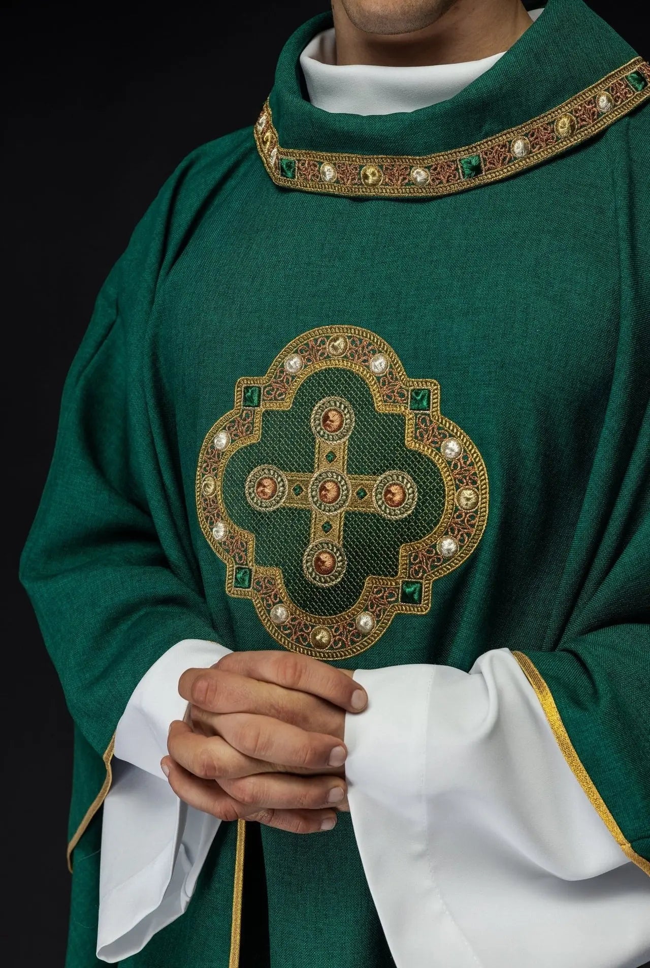 Chasuble verte avec passepoil brodé sur le col et autour de la broderie de la croix