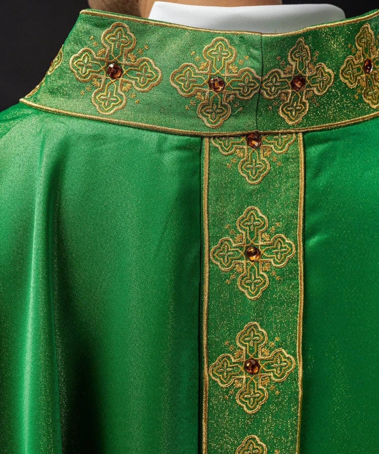 Chasuble verte avec ceinture brodée et col décoré de pierres