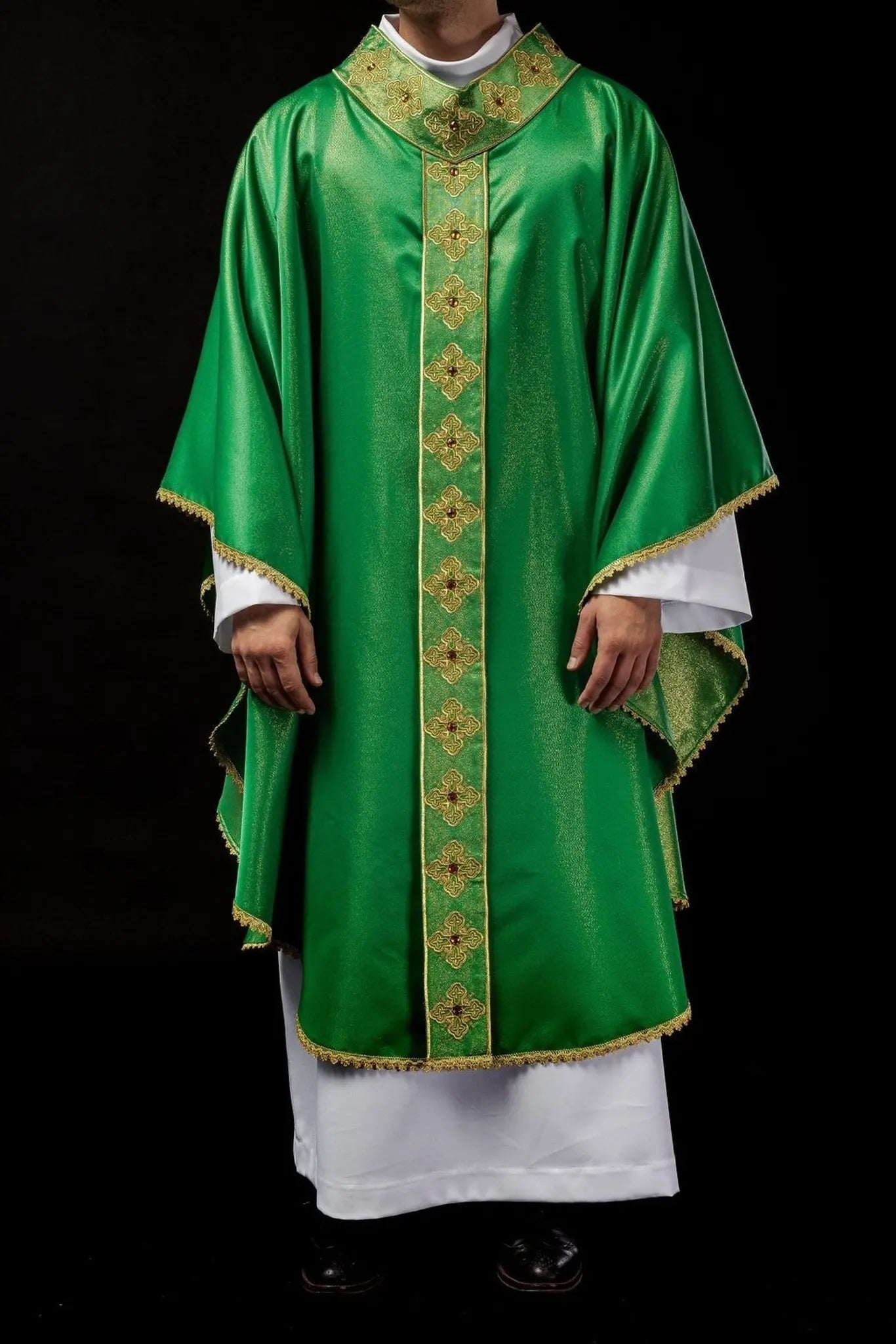 Chasuble verte avec ceinture brodée et col décoré de pierres