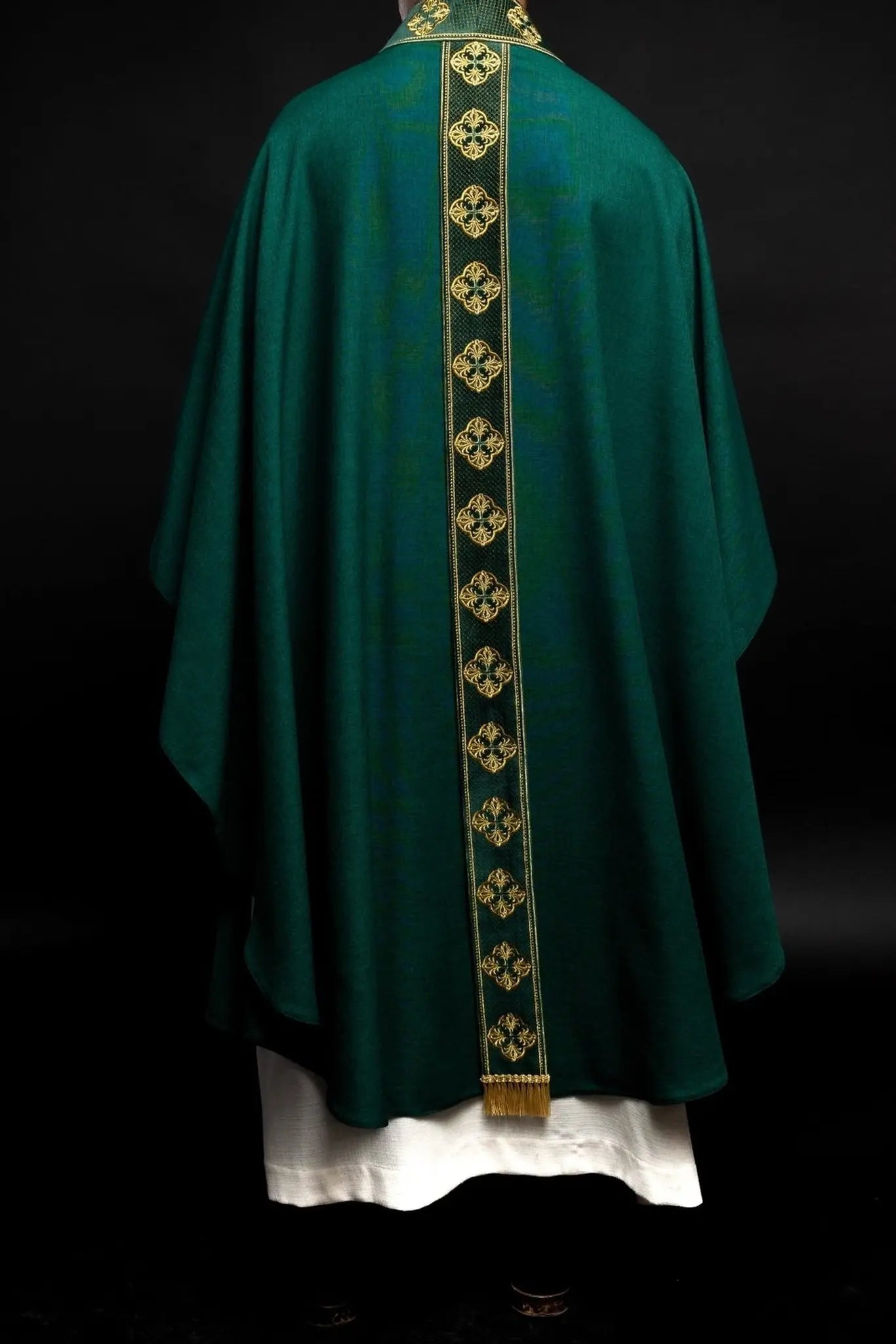 Chasuble verte avec ceinture brodée et col en croix