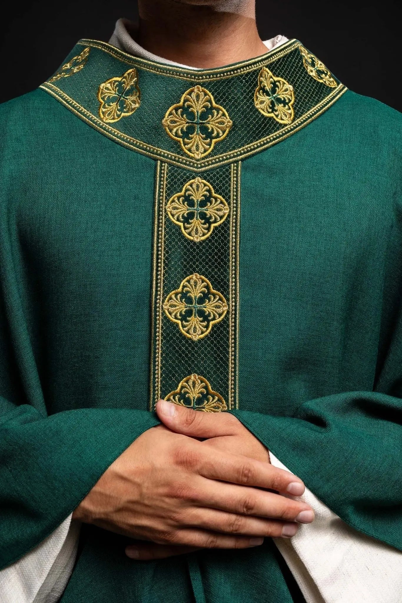 Chasuble verte avec ceinture brodée et col en croix