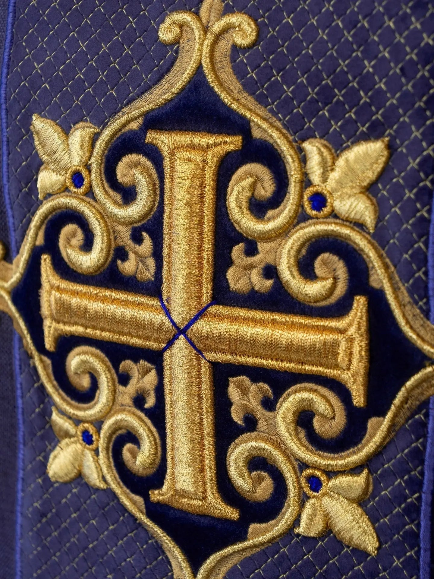 Chasuble avec ceinture en velours violet et broderie de croix