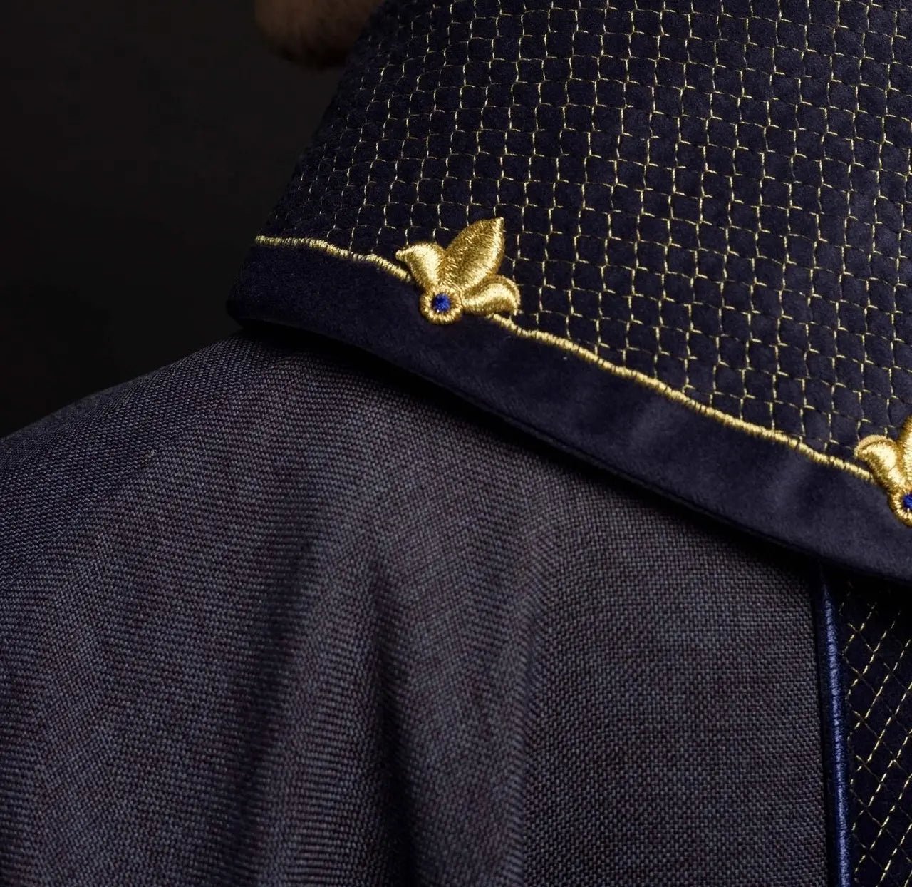 Chasuble avec ceinture en velours violet et broderie de croix