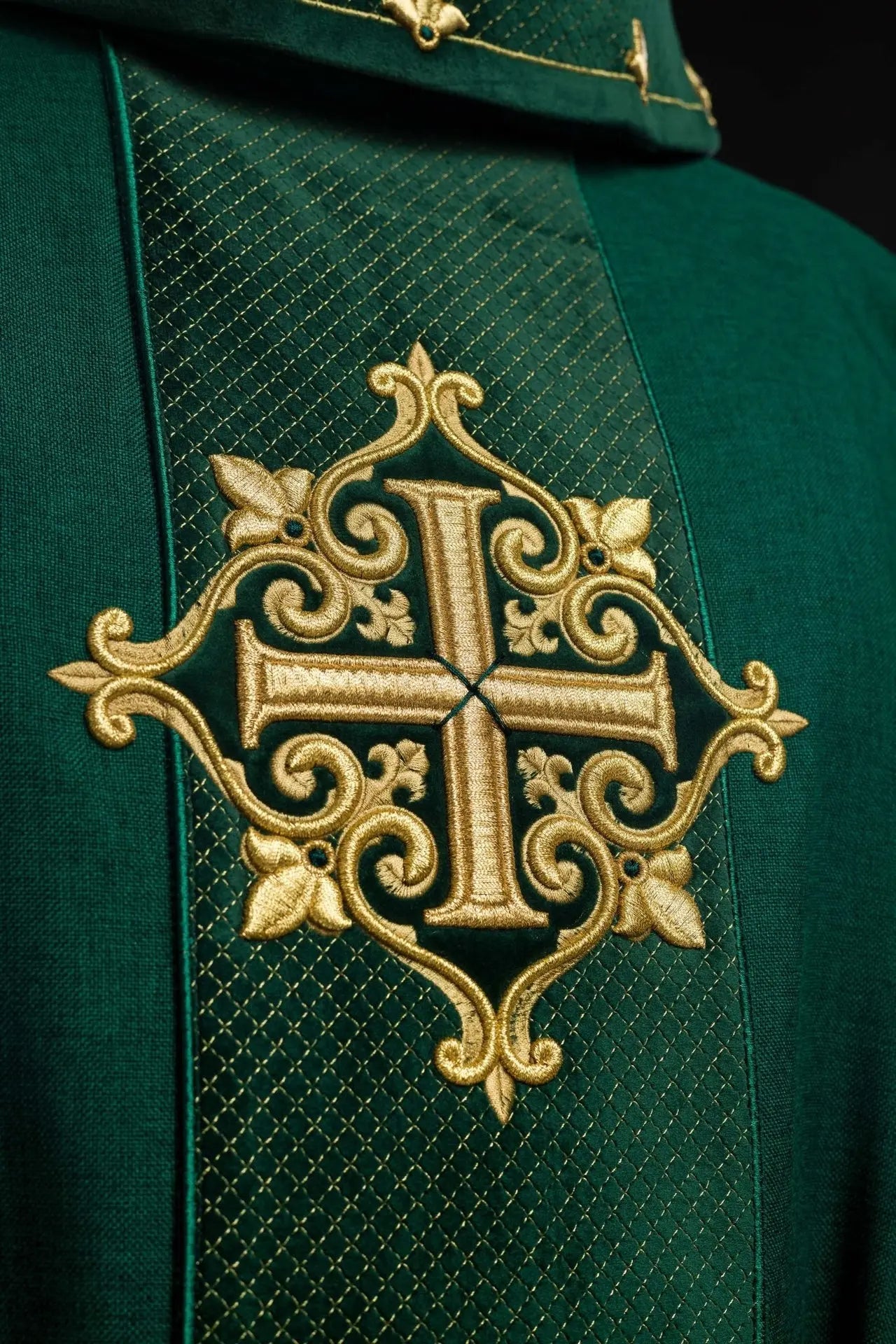 Chasuble avec ceinture en velours vert et broderie de croix
