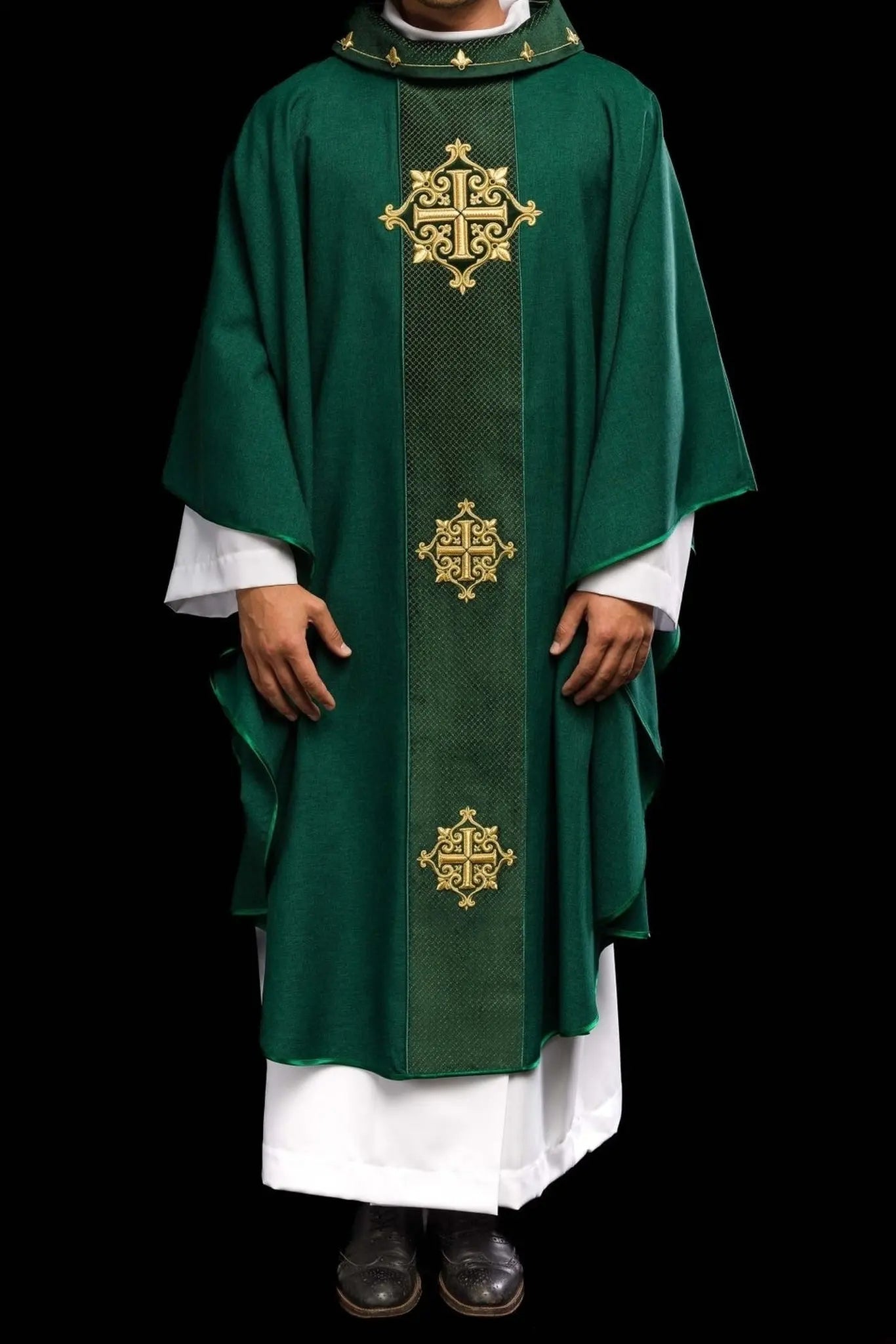 Chasuble avec ceinture en velours vert et broderie de croix