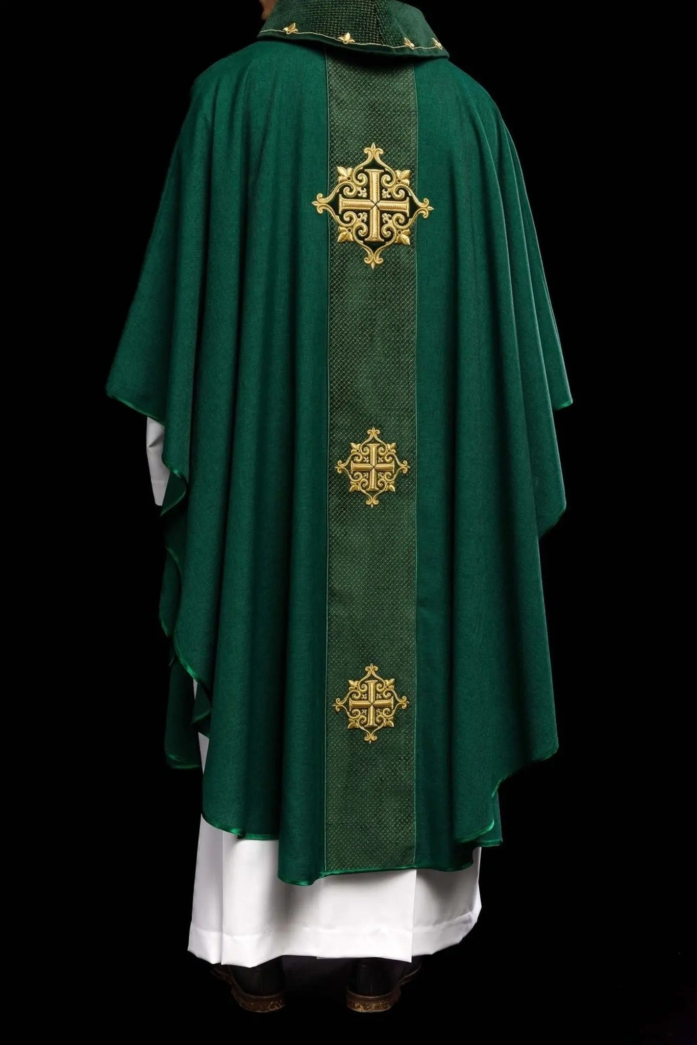 Chasuble avec ceinture en velours vert et broderie de croix