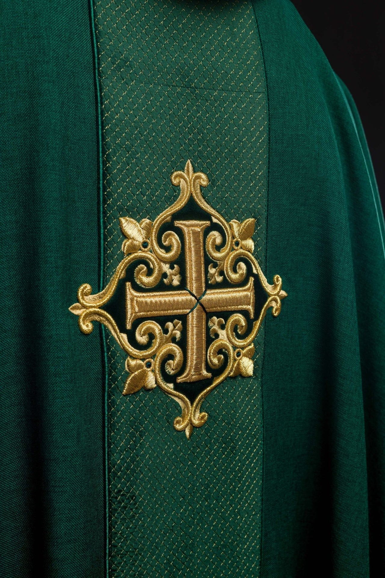 Ornat z aksamitnym zielonym pasem i haftem krzyży
