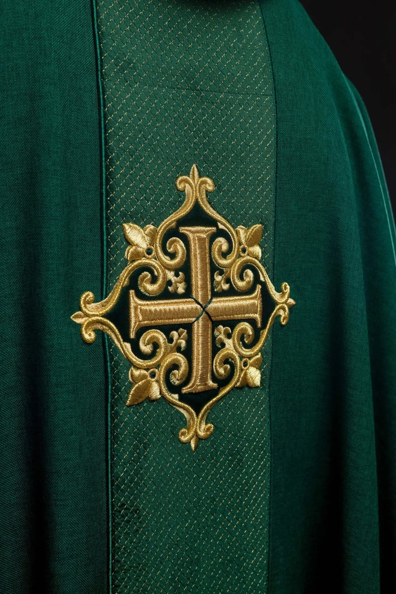 Chasuble avec ceinture en velours vert et broderie de croix