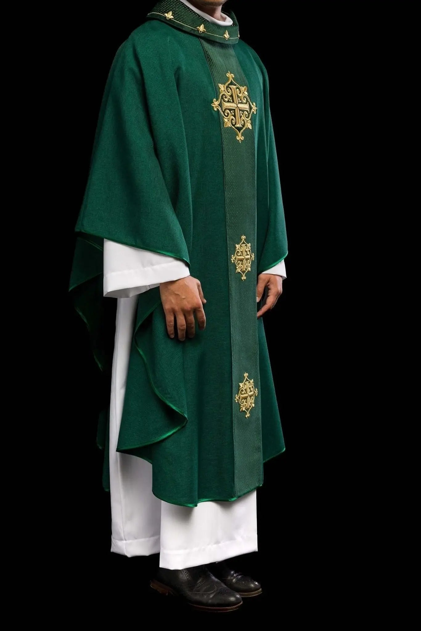 Chasuble avec ceinture en velours vert et broderie de croix