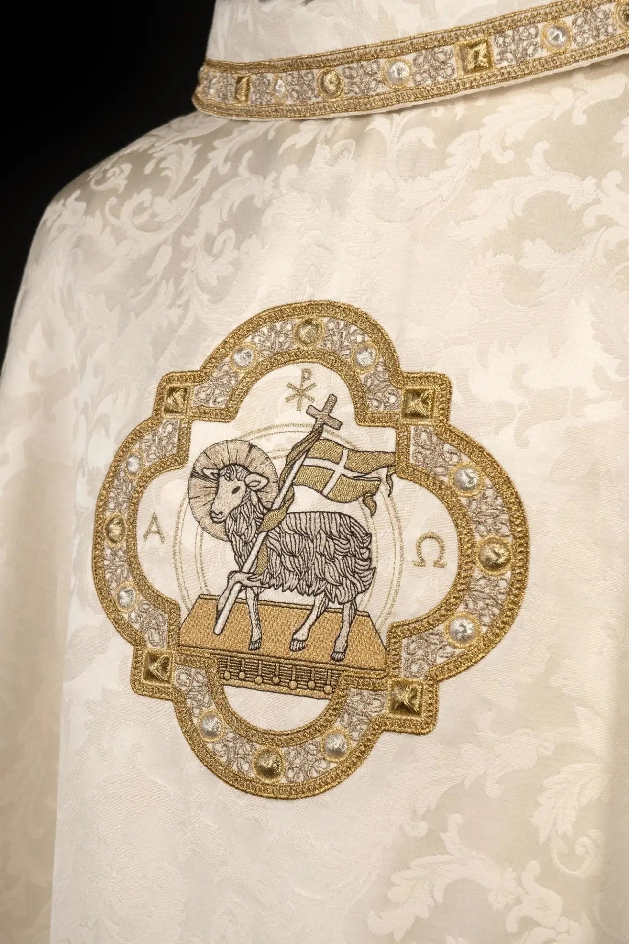 Chasuble avec agneau pascal cousu sur tissu décoratif