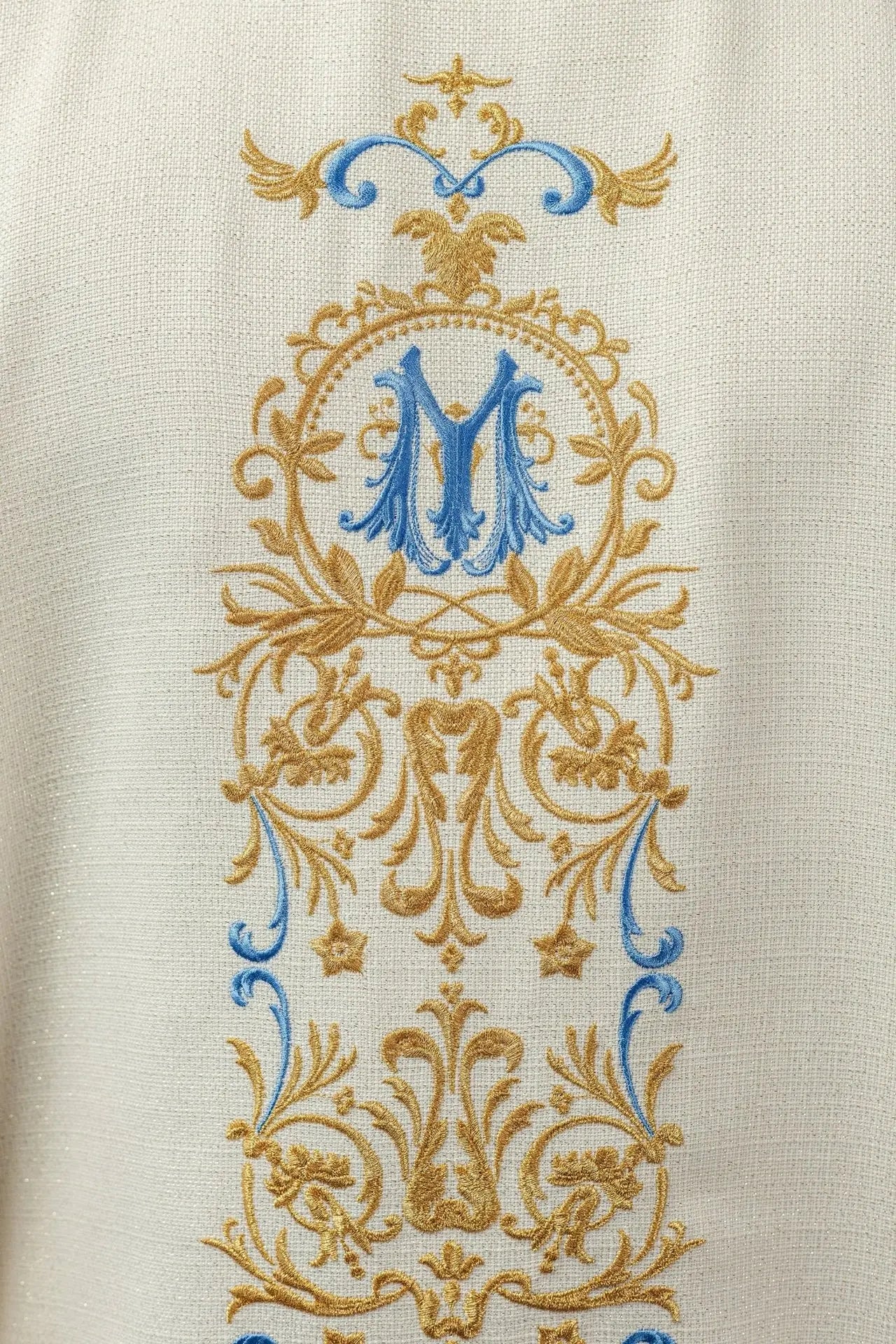Chasuble en tissu brillant décorée de perles