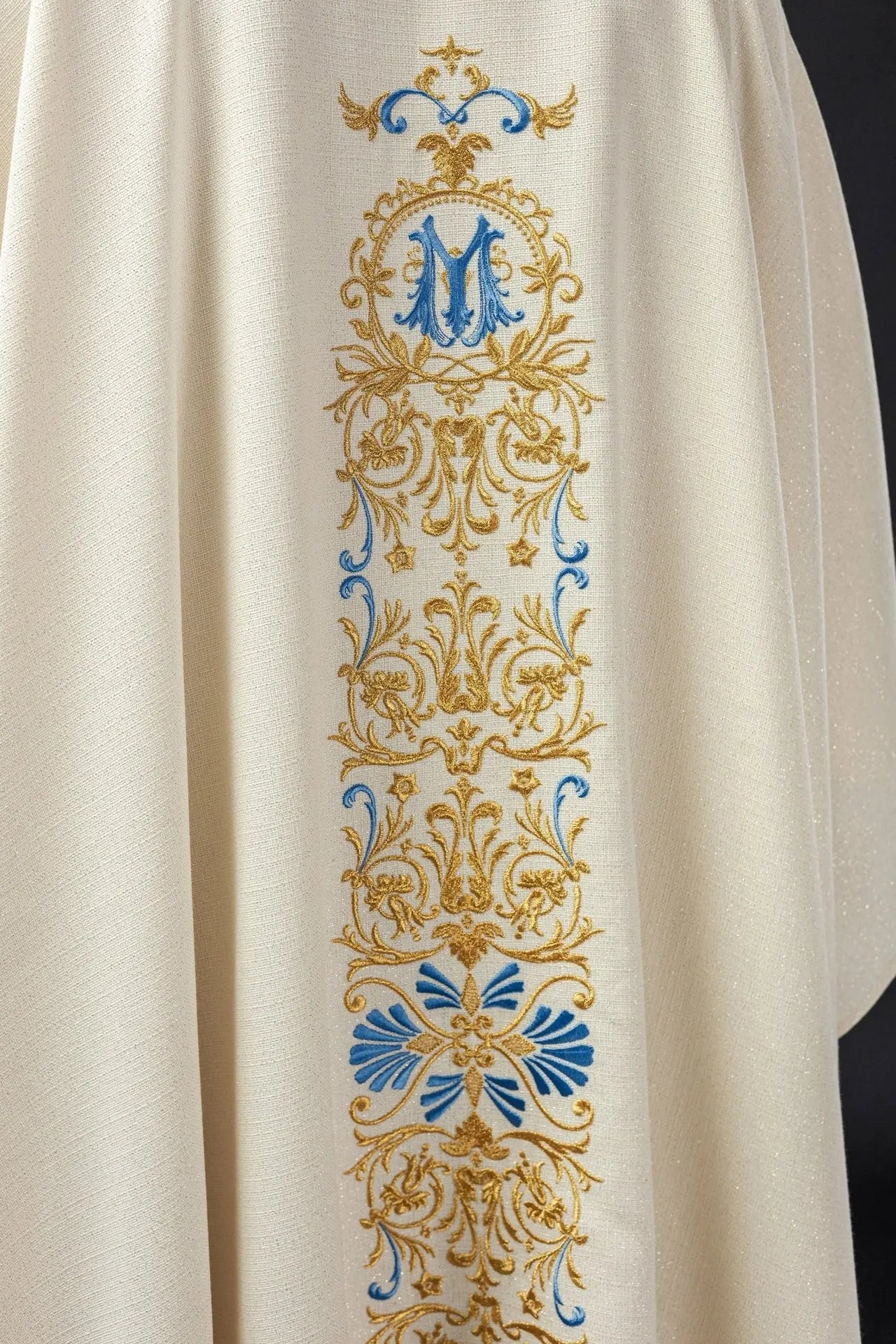 Chasuble en tissu brillant décorée de perles