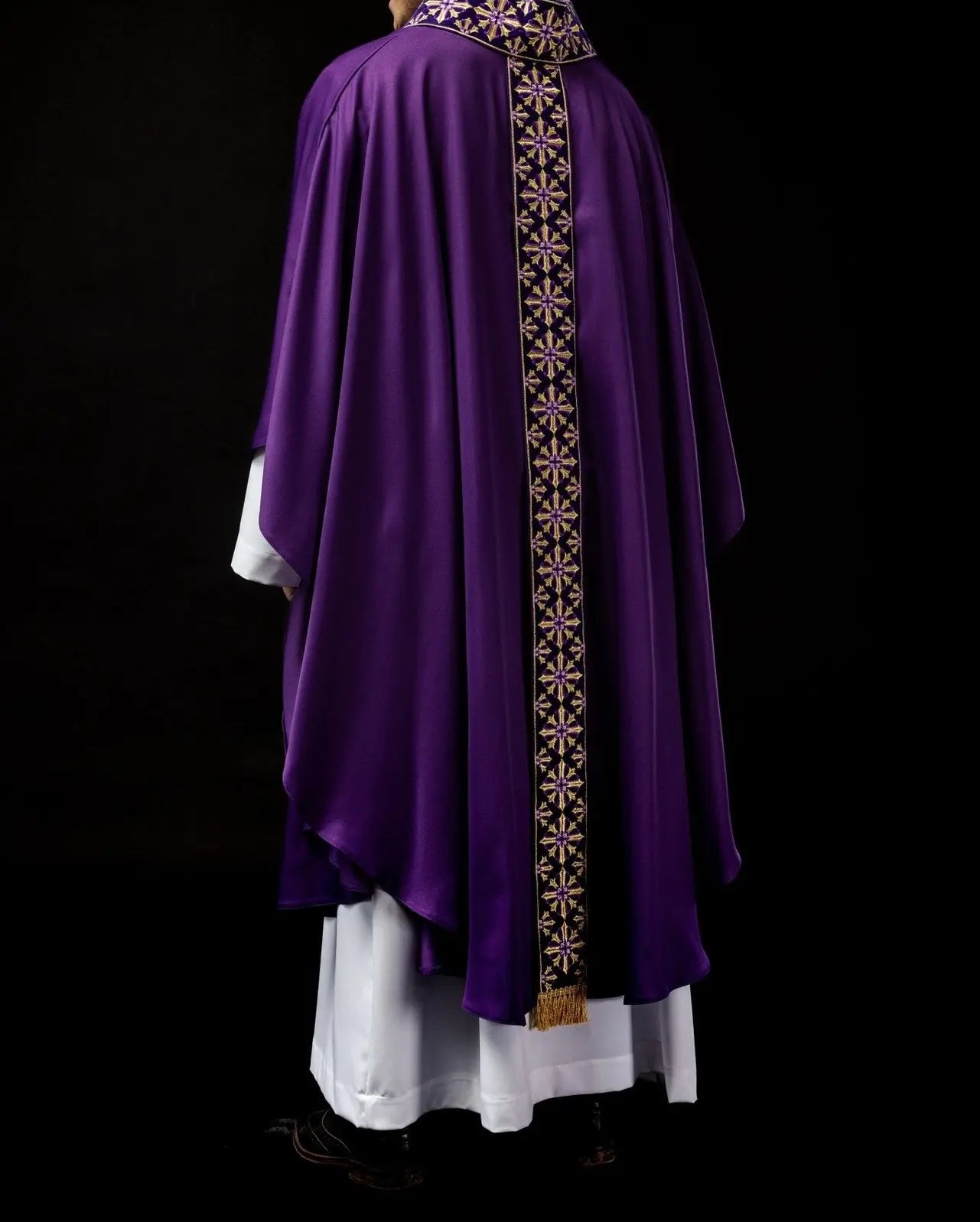 Chasuble avec broderie scintillante en violet