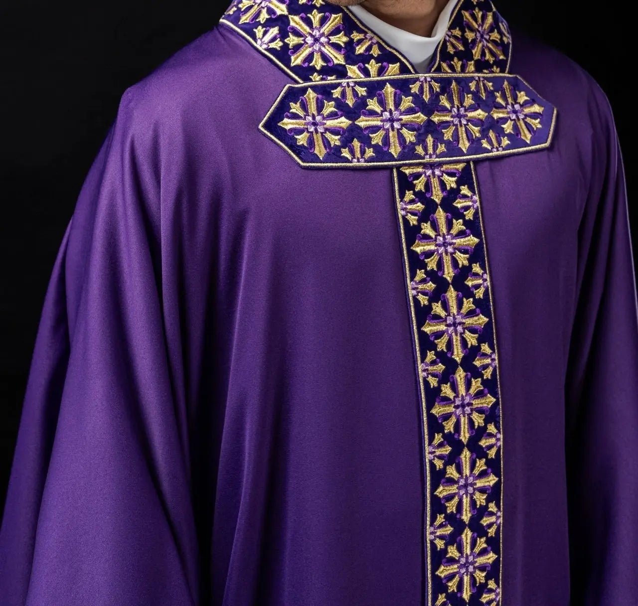 Chasuble avec broderie scintillante en violet