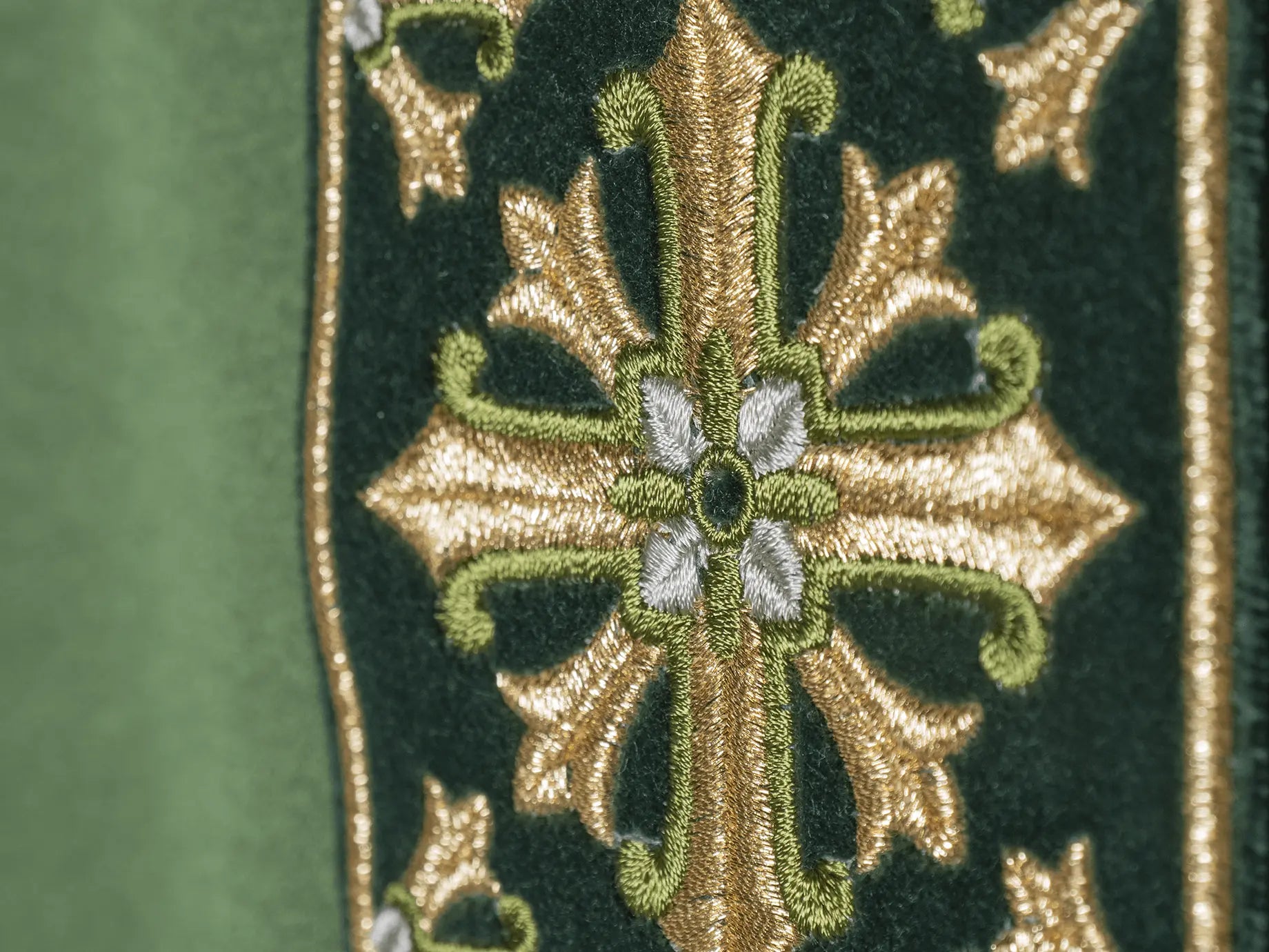 Chasuble avec broderie brillante en vert