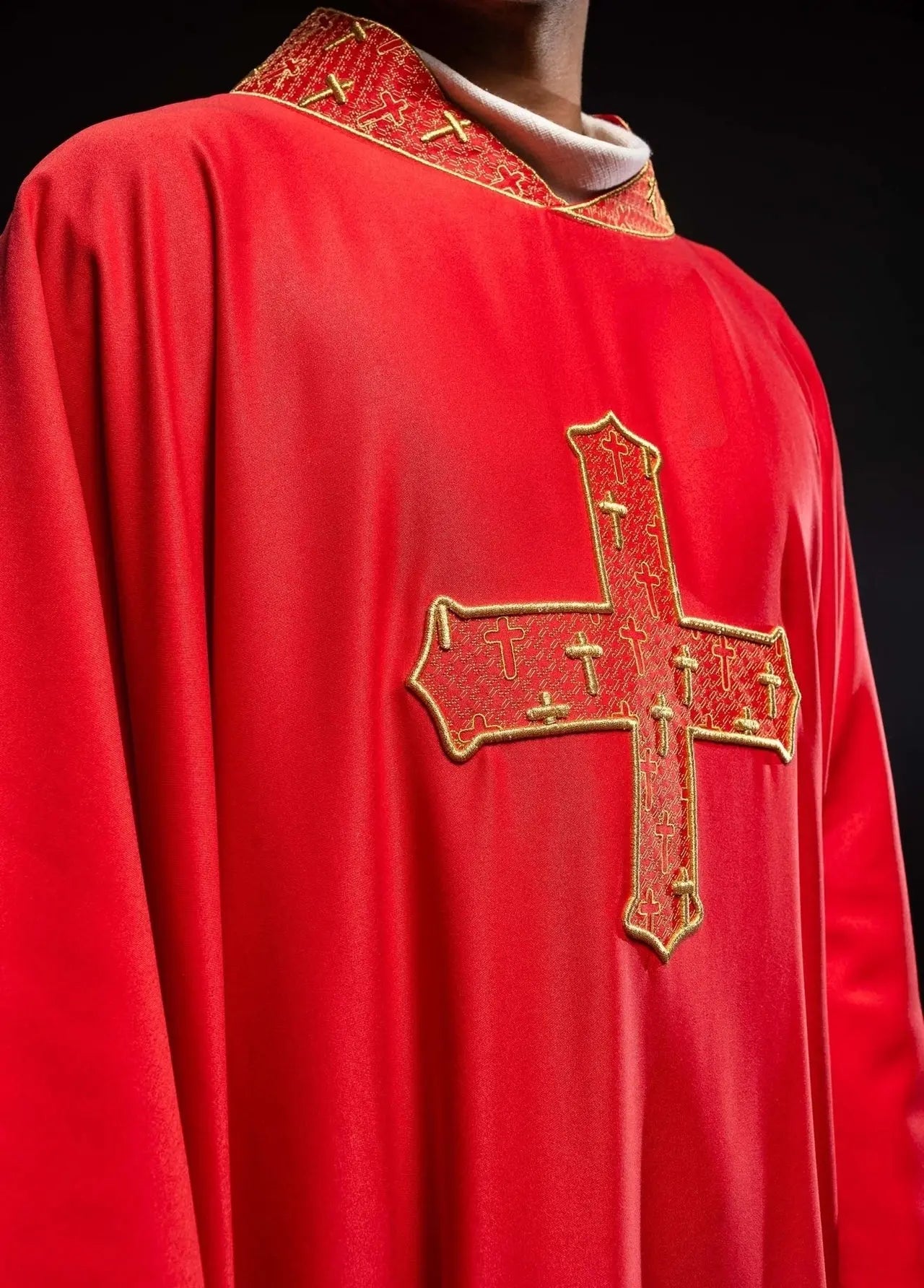 Chasuble avec croix richement brodée et col en rouge