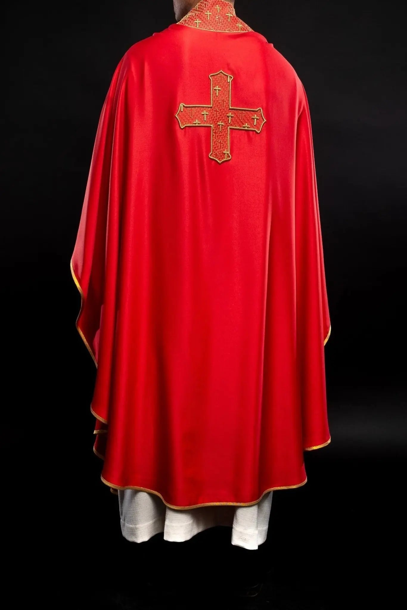Chasuble avec croix richement brodée et col en rouge