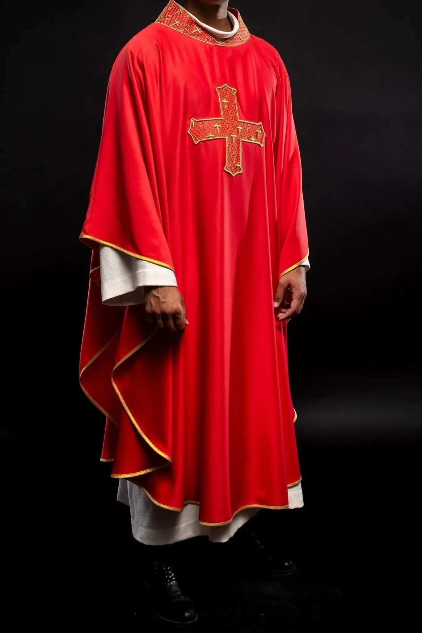 Chasuble avec croix richement brodée et col en rouge